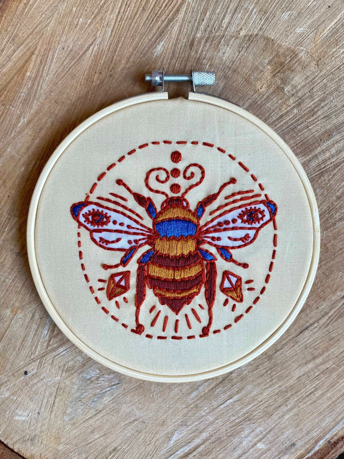 5" Beginner Winking Bee Embroidery Kit - Shop at Persephone's Hearth