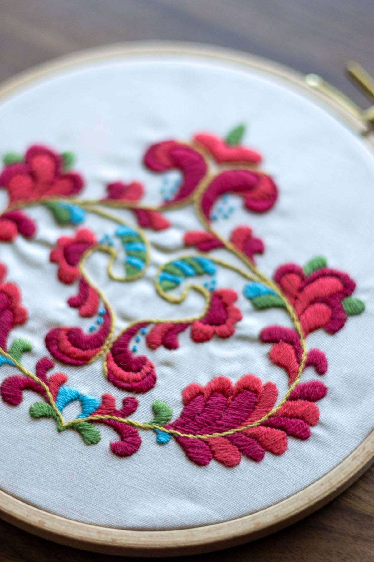 Avlea Folk Embroidery 'NEW! Trondheim Bloom embroidery hoop kit