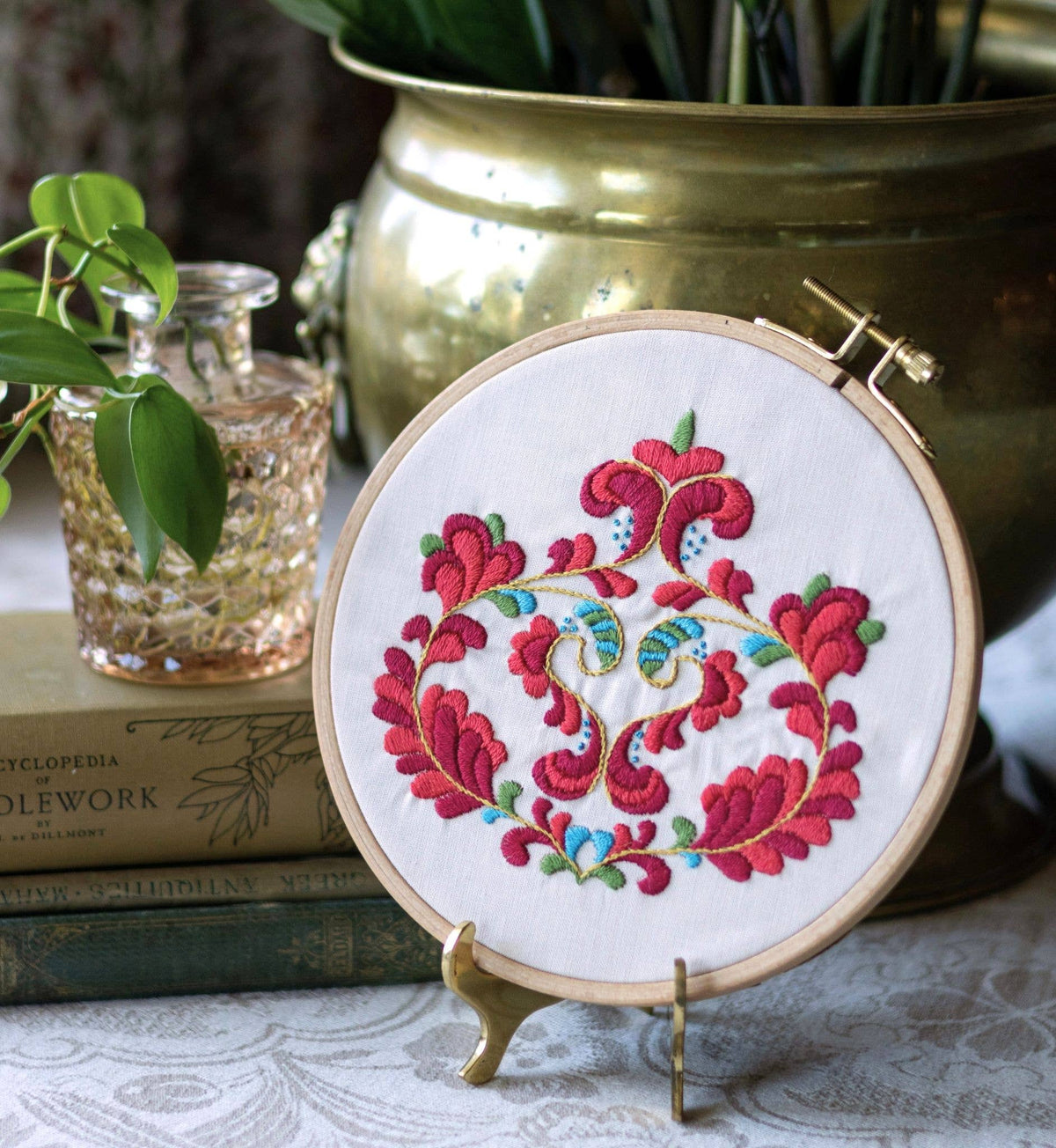 Avlea Folk Embroidery 'NEW! Trondheim Bloom embroidery hoop kit